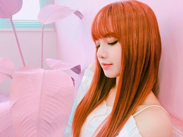    Phong cách trẻ trung, năng động của Lisa rất hợp với màu tóc cam rực (Ảnh Naver)