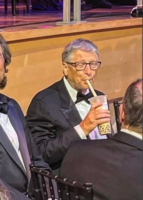  
Hình ảnh tỷ phú Bill Gates với ly trà sữa trân châu trên tay khiến cộng đồng mạng thích thú bởi đến "giới nhà giàu" cũng yêu thích món đồ uống này. (Ảnh: Pinterest)
