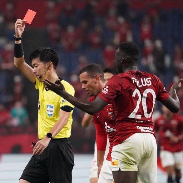  
Những quyết định của trọng tài Yusuke Araki trong trận đấu này gây ra không ít tranh cãi với những người hâm mộ thể thao Việt Nam. (Ảnh: Báo Tiền phong)