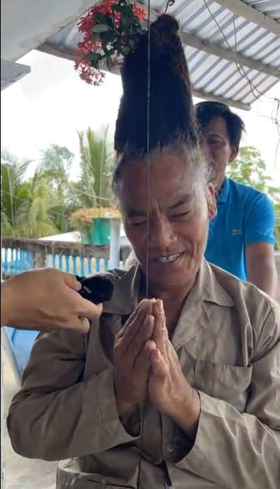    Người đàn ông với phương pháp ngồi thiền "chẳng giống ai". (Ảnh: Chụp màn hình Độc lạ Bình Dương)