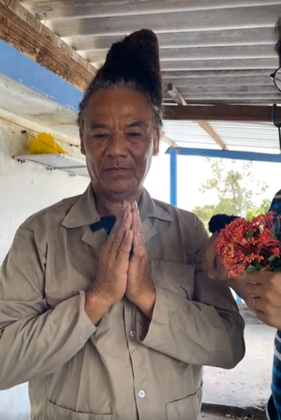    Mỗi lần cắt tóc, chú Mười Đỉnh đều cảm thấy sức khỏe yếu đi nên đã từ bỏ việc gỡ rối cho mái tóc. (Ảnh: Chụp màn hình Độc lạ Bình Dương)