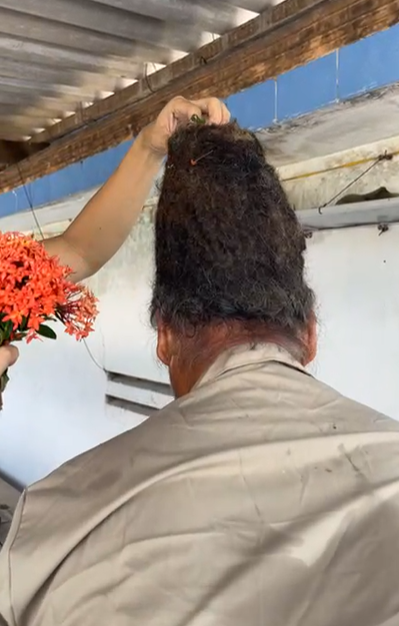    Nếu không tận mắt thấy, ít ai có thể tin mái tóc cũng có trạng thái đặc biệt này. (Ảnh: Chụp màn hình Độc lạ Bình Dương)