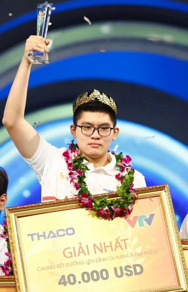  
Nguyễn Hoàng Khánh xuất sắc trở thành Tân vô địch của Đường lên đỉnh Olympia năm 21 và là nhà vô địch thứ 3 đến từ Quảng Ninh. (Ảnh: Báo Thanh Niên)