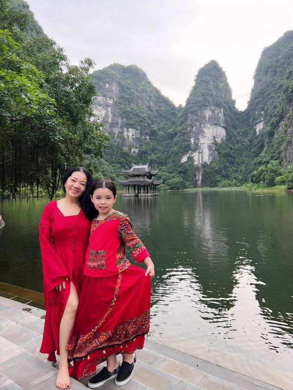      
2 bà cháu cùng diện trang phục có màu đỏ rực "tông xuyệt tông" nhau. (Ảnh: FB Mai Ly) - Tin sao Viet - Tin tuc sao Viet - Scandal sao Viet - Tin tuc cua Sao - Tin cua Sao
