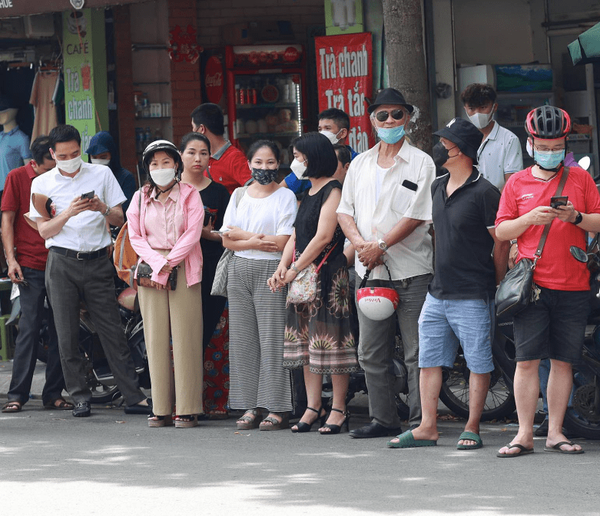  Nhiều phụ huynh vì lo lắng cho con nên đã đưa, đón con đi thi và đứng đợi ngoài cổng điểm thi, bất chấp trời nắng nóng. (Ảnh: Trí Thức Trẻ)