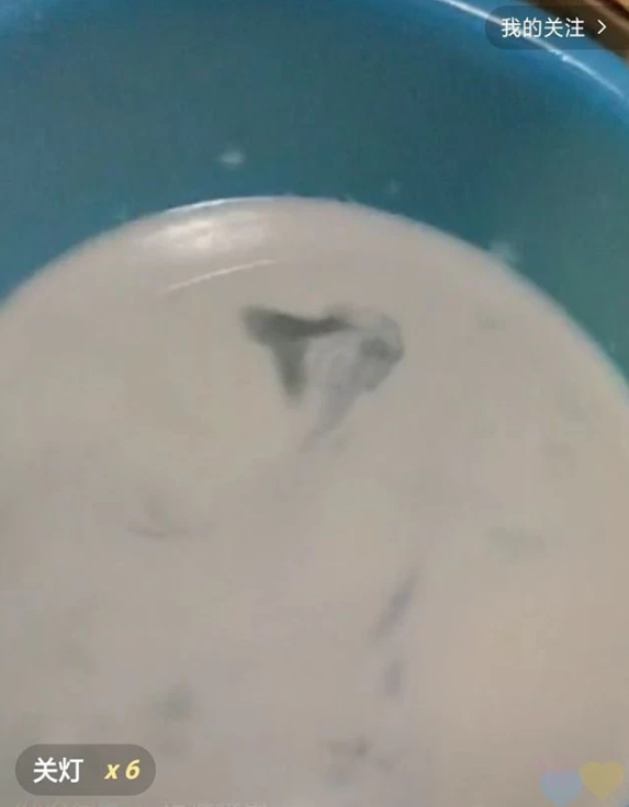    Chậu nước trắng đục là kết quả sau 100 ngày không gội đầu của cô gái. (Ảnh: Sina)