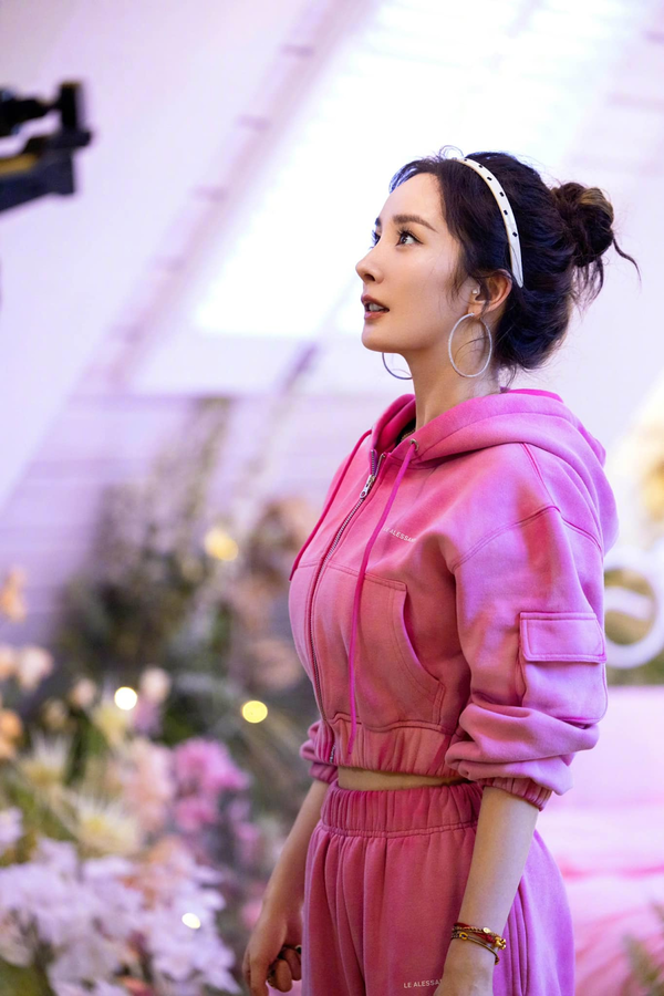    Việc đã ký kết với 22 thương hiệu đã giúp cô bỏ túi hơn 374 triệu NDT (56,3 triệu USD - khoảng 1.300 tỷ đồng). (Ảnh: Sina)