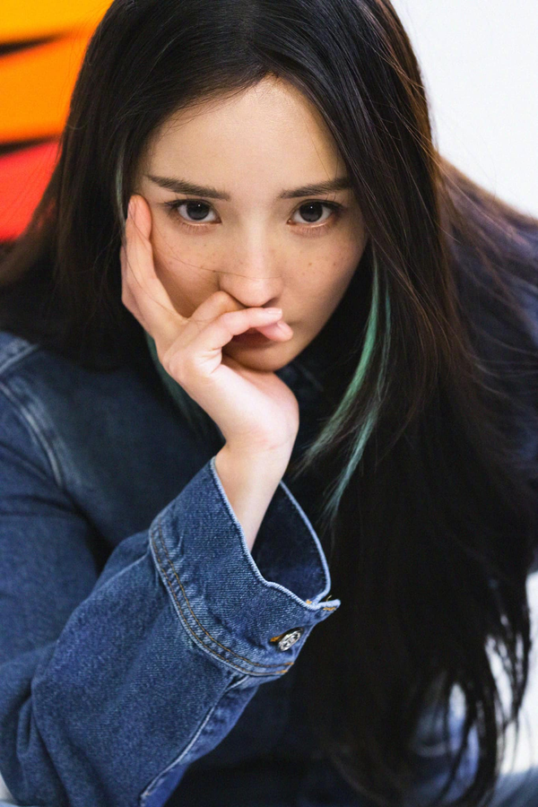    Dương Mịch vô cùng cuốn hút với tạo hình mới mẻ. (Ảnh: Sina)