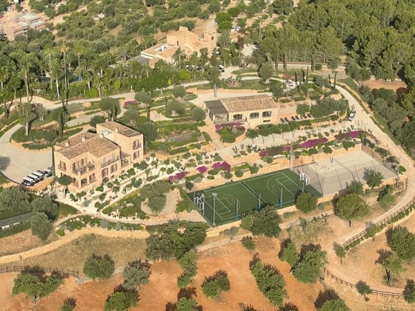 Biệt thự sang trọng ở Majorca mà gia đình Ronaldo đang ở được bao quanh bởi dãy núi Tramuntana. Ảnh: Ultima Hora.