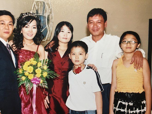  
Hình ảnh Nhật Hà cùng gia đình hồi nhỏ. Cậu bé áo trắng chính là Nhật Hà hồi chưa chuyển giới. (Ảnh: Zing) - Tin sao Viet - Tin tuc sao Viet - Scandal sao Viet - Tin tuc cua Sao - Tin cua Sao
