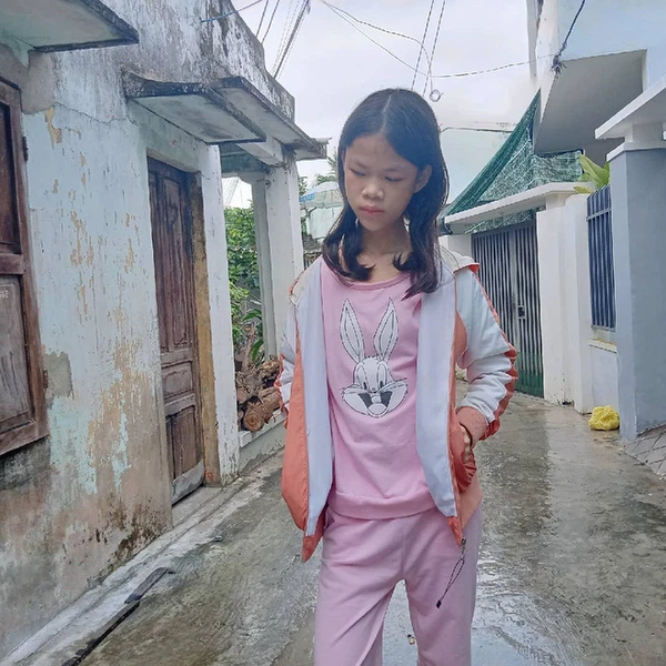  
Không may, từ khi mới sinh, Nga đã mắc bệnh thiểu năng trí tuệ dạng nhẹ. (Ảnh: IG @thaithi_thanhnga)