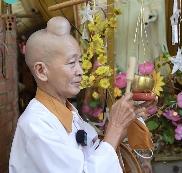  Hiện Ni Quang đang tu luyện, thờ cả Phật và Chúa. (Ảnh: FB Độc Lạ Bình Dương)