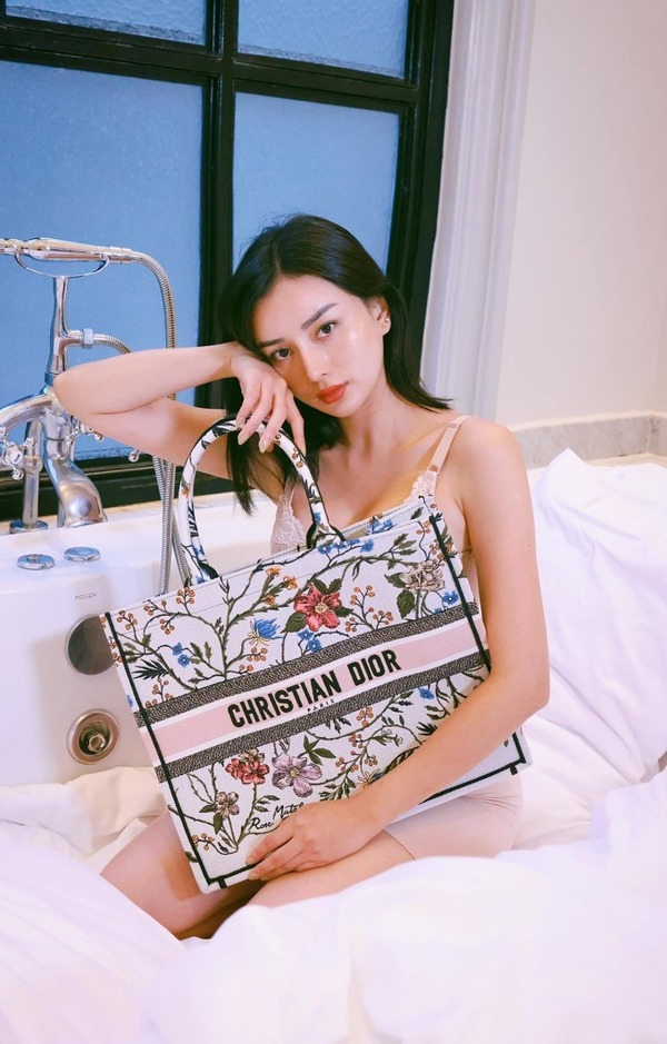       Angela Chu bên chiếc túi hiệu Christian Dior đắt đỏ. (Ảnh: IGNV)
