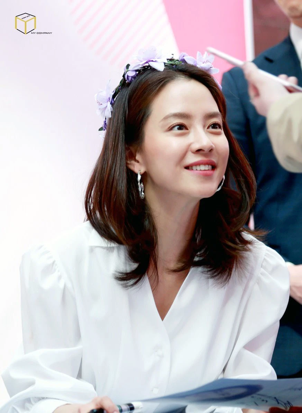  
Song Ji Hyo luôn để mặt mộc mỗi khi đi quay Running Man. (Ảnh: Pinterest)