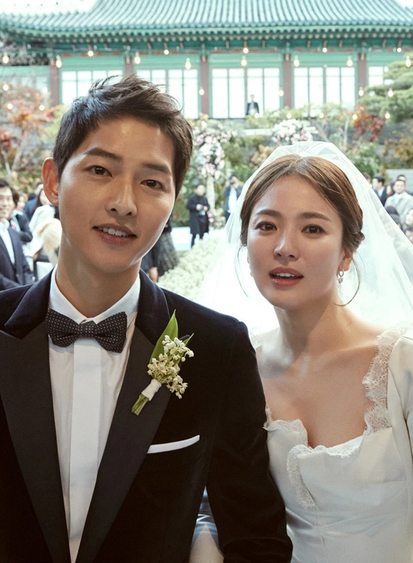  
Song Joong Ki và Song Hye Kyo đã từng tổ chức siêu đám cưới, quy tụ dàn sao hàng đầu xứ sở kim chi sau gần 2 năm hẹn hò. (Ảnh: Pinterest)