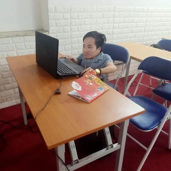  Anh Hà tự học về máy tính và bắt đầu sửa những tài khoản Facebook bị lỗi. (Ảnh: Trí thức trẻ)