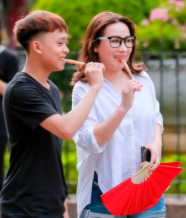  Để nuôi dạy con thật tốt, Phi Nhung vẫn hướng nam ca sĩ tập trung vào việc học tập và chỉ đi hát vào thời gian rảnh cuối tuần. (Ảnh: Facebook Hồ Văn Cường) - Tin sao Viet - Tin tuc sao Viet - Scandal sao Viet - Tin tuc cua Sao - Tin cua Sao