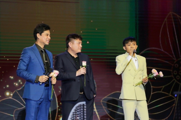  Kết thúc ồn ào với cố nghệ sĩ Phi Nhung, nam ca sĩ gốc Tuyên Quang được Bầu Thụy, danh ca Ngọc Sơn đỡ đầu. (Ảnh: Zing) - Tin sao Viet - Tin tuc sao Viet - Scandal sao Viet - Tin tuc cua Sao - Tin cua Sao