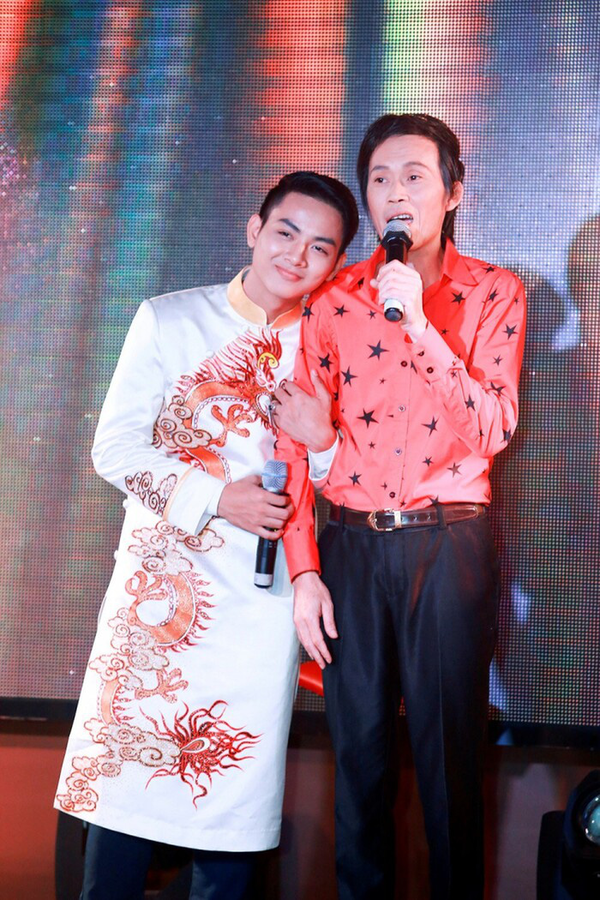  Có thể nói chính Hoài Linh là “cha đỡ đầu” cho giọng ca Hoa nở không màu vào showbiz Việt. (Ảnh: Vietnamnet) - Tin sao Viet - Tin tuc sao Viet - Scandal sao Viet - Tin tuc cua Sao - Tin cua Sao