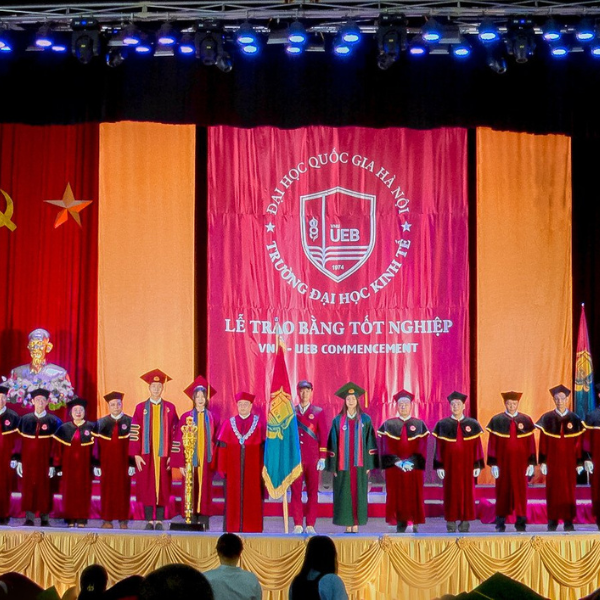 ' 
Không gian mang đậm chất “hoàng gia” tại buổi lễ tốt nghiệp của UEB. (Ảnh: FB Trường Đại học Kinh tế - Đại học Quốc gia Hà Nội)'