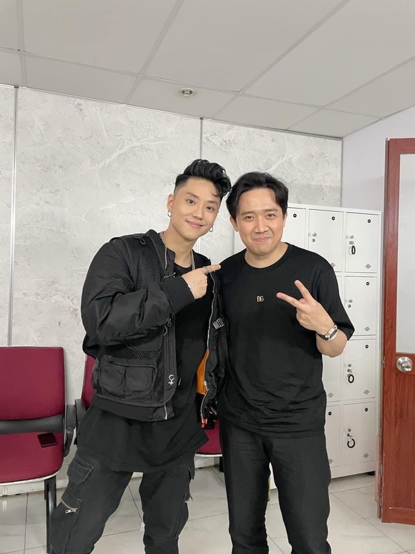    Wukong chụp ảnh kỷ niệm cùng Trấn Thành. (Ảnh: IG wukong)