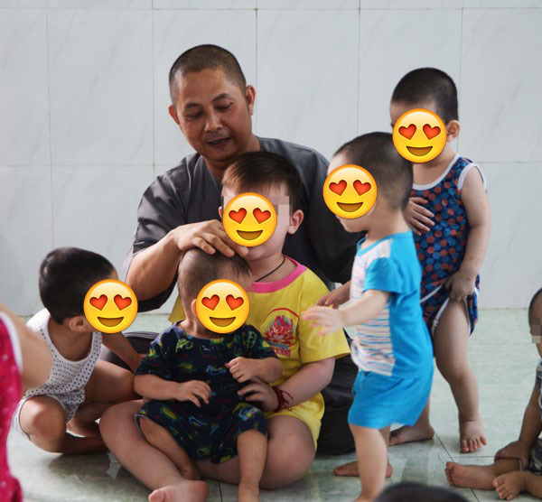  
Trong 10 năm qua, anh Lâm đã nhận nuôi 90 đứa trẻ bất hạnh. (Ảnh: Tuổi trẻ)