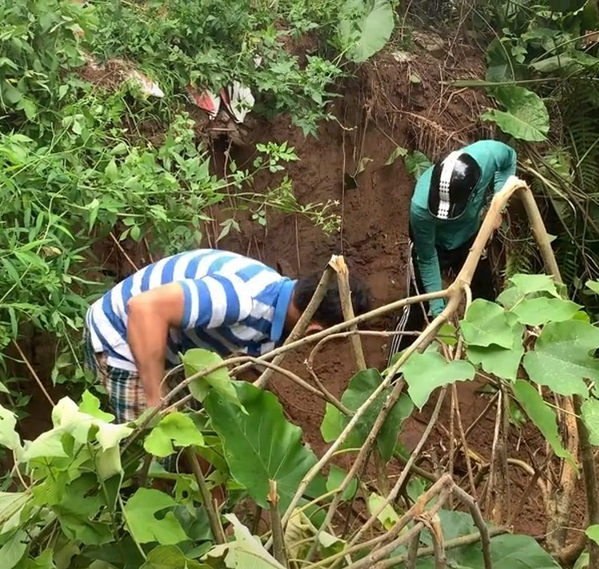  
Có người còn đào đất với mong muốn có thể tìm thấy H.N. (Ảnh: Chụp màn hình TikTok dinh_viet_36)