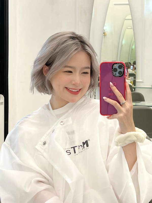    Chao bất ngờ cắt đi mái tóc dài thương hiệu khiến nhiều người nghi ngờ, không biết cô nàng có vấn đề gì không. (Ảnh: Facebook Chau Anh)