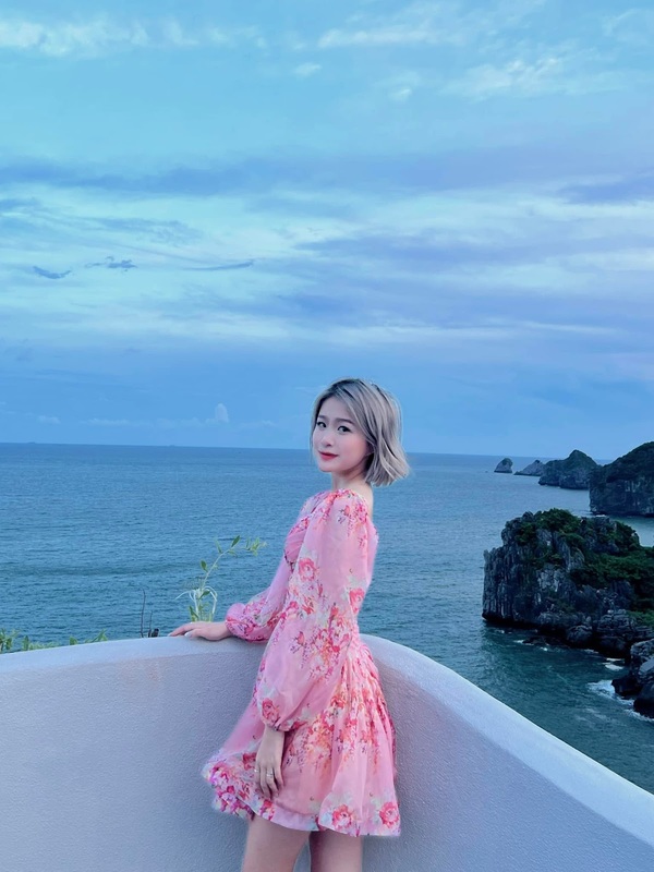    Trong mái tóc ngắn, trông Chao có vẻ cá tính hơn trước. (Ảnh: Facebook Chau Anh)