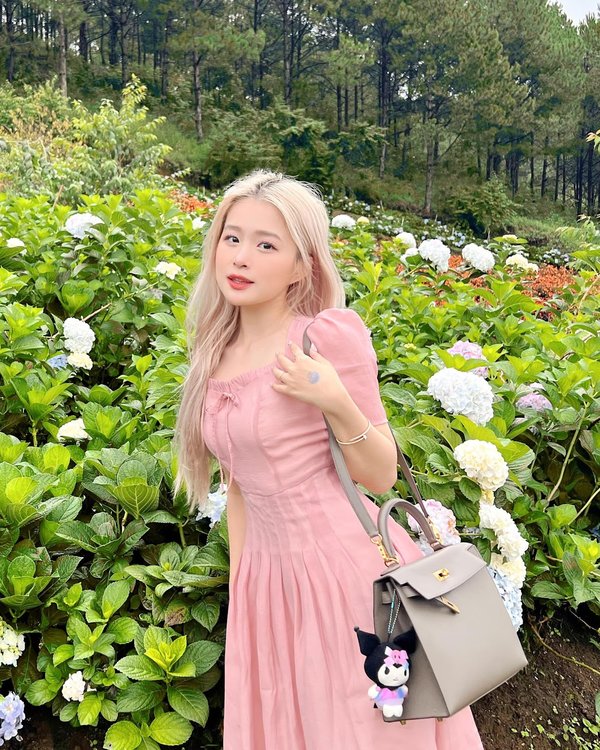    Mái tóc dài bồng bềnh, nữ tính vốn là hình ảnh quen thuộc trước đó của Chao. (Ảnh: Facebook Chau Anh)