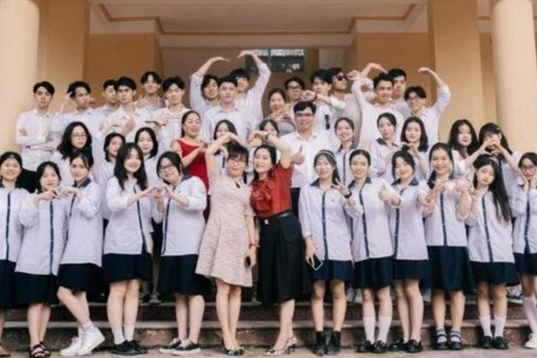  
Hoàng Thị Mai Thơm (đứng thứ hai hàng đầu từ trái sang) là một trong số ít học sinh ở huyện Sơn Dương có được thành tích xuất sắc như thế. (Ảnh: Trí thức trẻ)