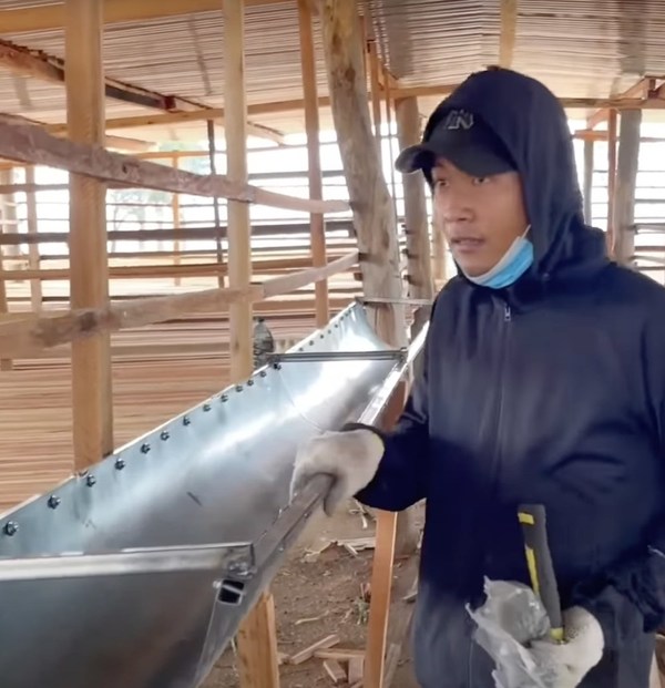  Quang Linh kiểm tra mọi chi tiết của máng. (Ảnh: YouTube Quang Linh Vlogs - Cuộc Sống ở Châu Phi)