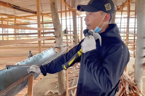  Quang Linh mong rằng chiếc máng sẽ đạt hiệu quả như mong đợi. (Ảnh: YouTube Quang Linh Vlogs - Cuộc Sống ở Châu Phi) 