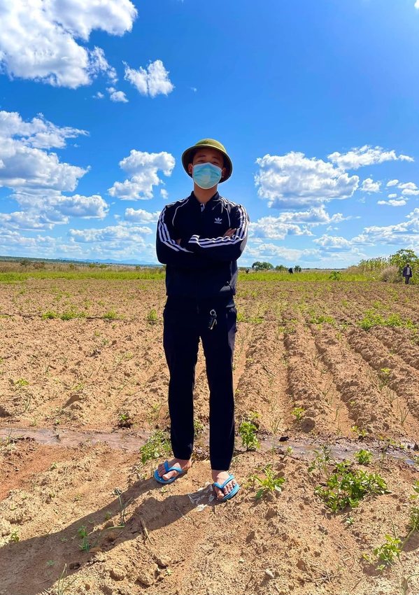 Quang Linh bất ngờ khi thấy cánh đồng rộng như Việt Nam ở châu Phi