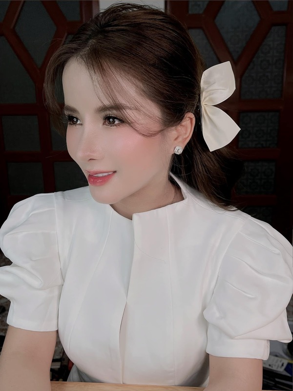 Góc nghiêng thần thánh với sống mũi cao, thon gọn. (Ảnh: Facebook Vợ Chồng Nhà Nhân)