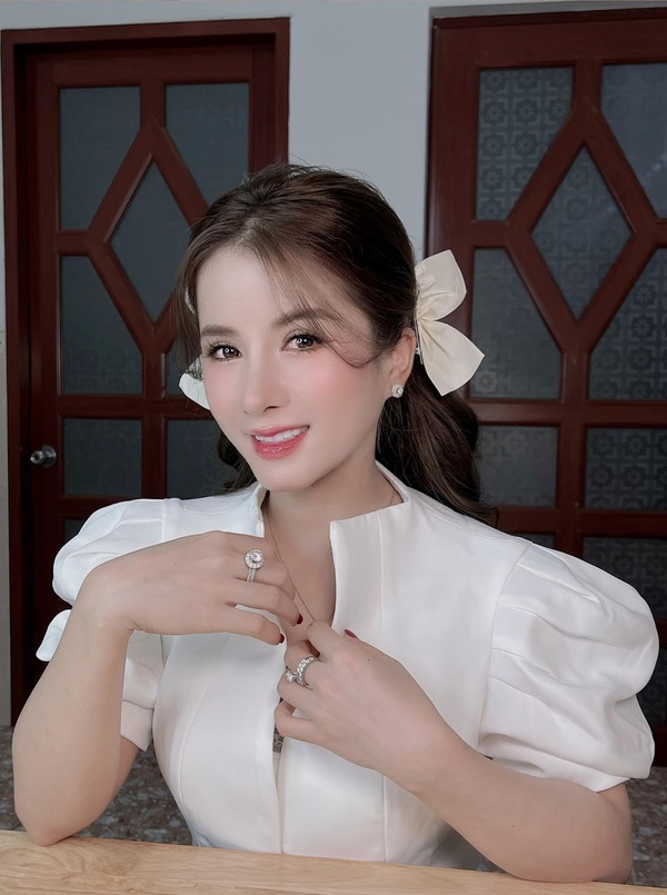 Các đường nét trên gương mặt nữ YouTuber hiện đã hài hòa hơn, không còn sưng như thời điểm mới làm. (Ảnh: Facebook Vợ Chồng Nhà Nhân)