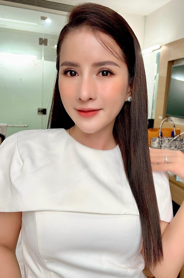 Sau khi thẩm mỹ, cô nàng tự tin hơn hẳn, thường xuyên khoe những bức hình chụp chính diện. (Ảnh: Facebook Vợ Chồng Nhà Nhân)