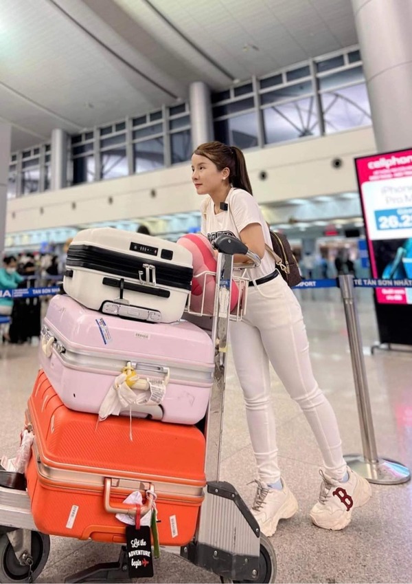  
Bà Nhân Vlog một mình sang châu Phi thiện nguyện. (Ảnh: FB Vợ Chồng Nhà Nhân JP)