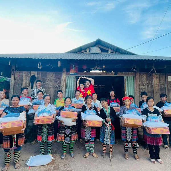  
Họ chuẩn bị từ lương thực để mì tôm, sữa và tiền để cho bà con. (Ảnh: Facebook Vợ chồng Nhà Nhân JP)
