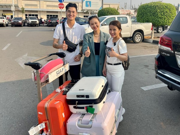  
Nữ YouTuber đã lên đặt chân tới châu Phi và nhận được sự giúp đỡ của nhiều người ở đây. (Ảnh: Facebook Vợ chồng Nhà Nhân JP)