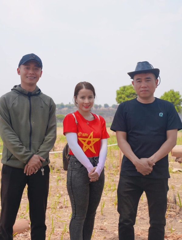  
Đức Nhân nhận được sự giúp đỡ từ team Quang Linh Vlogs khi sang châu Phi từ thiện. (Ảnh: Facebook Vợ chồng Nhà Nhân JP)