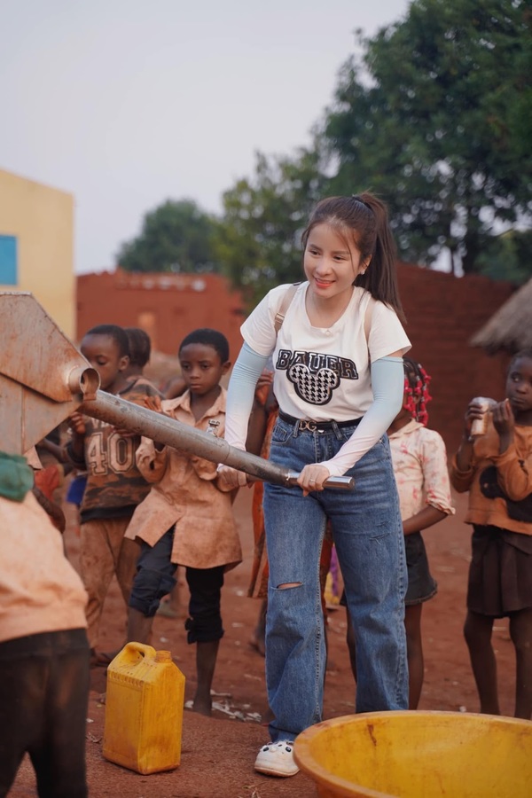  
Đức Nhân đi từ thiện tại Angola, châu Phi. (Ảnh: Fanpage Vợ chồng Nhà Nhân JP)