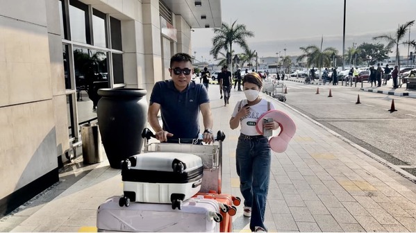  
Cô nàng đã chính thức kết thúc chuyến từ thiện tại châu Phi và quay về Nhật. (Ảnh: Fanpage Vợ chồng Nhà Nhân JP)