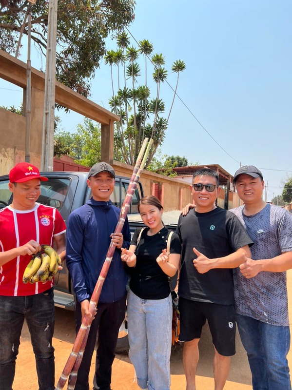  
Đức Nhân được mọi người gửi những món quà mang đậm nét Angola. (Ảnh: Fanpage Vợ chồng Nhà Nhân JP)