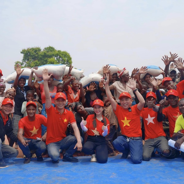  
Đức Nhân cùng team châu Phi đến phát quà cho từng gia đình. (Ảnh: Fanpage Vợ chồng Nhà Nhân JP)