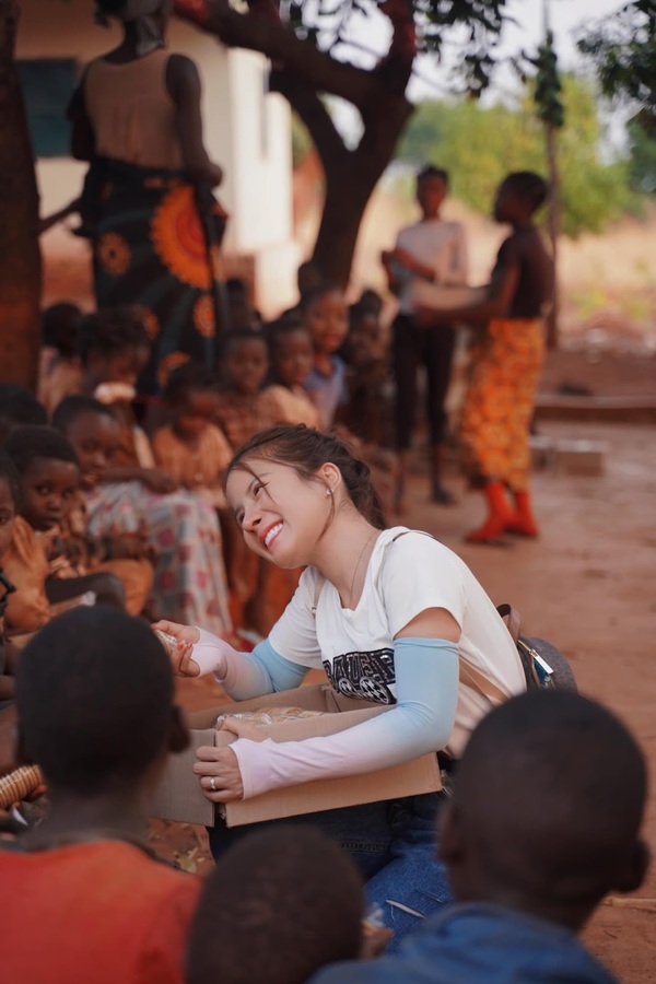  
Người dân nơi đây rất chào đón sự có mặt của Đức Nhân. (Ảnh: Fanpage Vợ chồng Nhà Nhân JP)