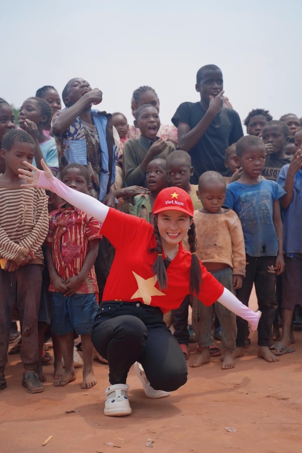  
Trao cho các em nhỏ những món quà để đồng hành cùng các em tới trường. (Ảnh: Fanpage Vợ chồng Nhà Nhân JP)