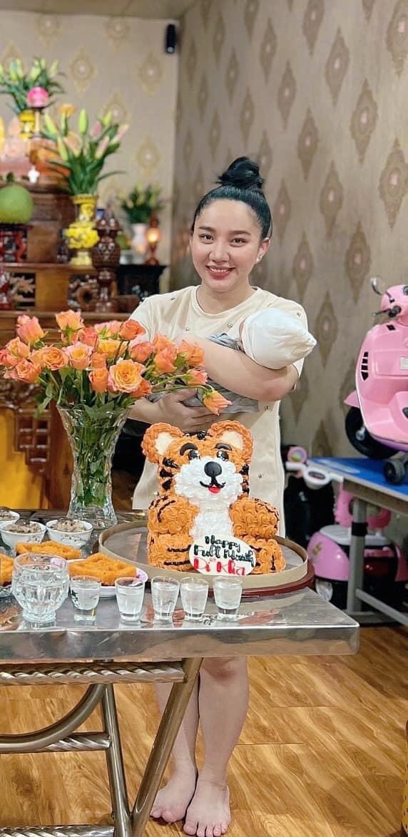  
Quỳnh Quỳnh khẳng định con trai út giống ba từ khi quý tử vừa lọt lòng. (Ảnh: FB Quỳnh Quỳnh) - Tin sao Viet - Tin tuc sao Viet - Scandal sao Viet - Tin tuc cua Sao - Tin cua Sao