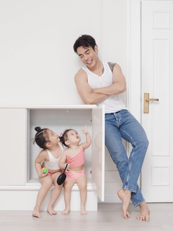  
Gia đình nam diễn viên ngập tràn tiếng cười khi đón thêm thành viên mới. (Ảnh: FB Quỳnh Quỳnh) - Tin sao Viet - Tin tuc sao Viet - Scandal sao Viet - Tin tuc cua Sao - Tin cua Sao