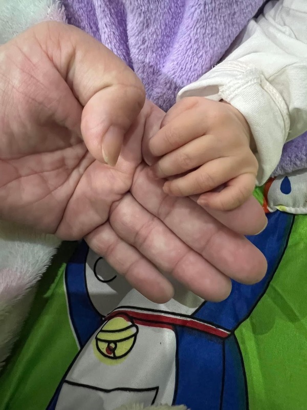  
Vợ chồng Lê Dương Bảo Lâm thường chia sẻ những khoảnh khắc đặc biệt của con trên Facebook. (Ảnh: FB Quỳnh Quỳnh) - Tin sao Viet - Tin tuc sao Viet - Scandal sao Viet - Tin tuc cua Sao - Tin cua Sao